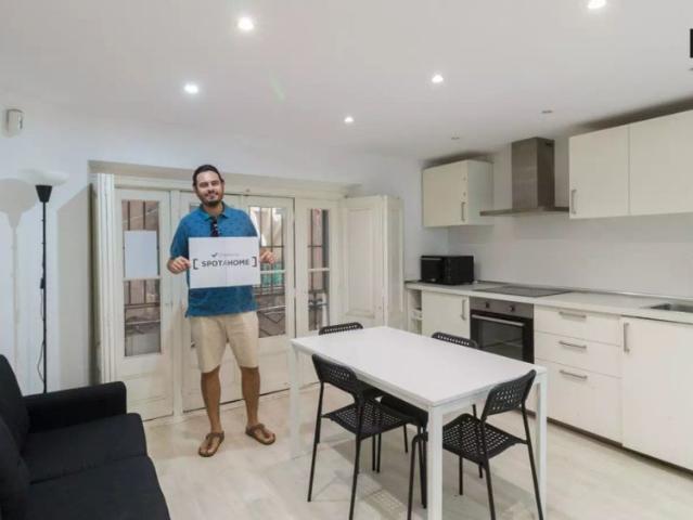Room in a shared 5 bedroom apartment for rent in Sant Pere Santa Caterina i la Ribera, only females, professionals
