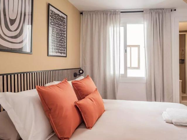 Room in a shared 5 bedroom apartment for rent in Sant Pere Santa Caterina i la Ribera, professionals only