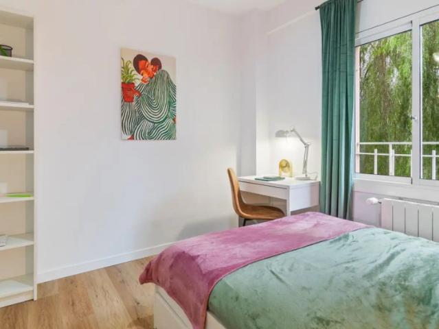Room in a shared 5 bedroom apartment for rent in Porta, perfect for students/professionals