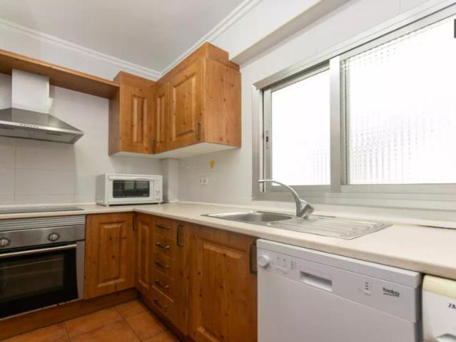 Room in a shared 5 bedroom apartment for rent in Patraix, professionals only