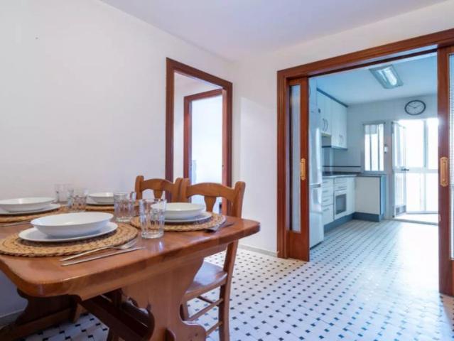 Room in a shared 5 bedroom apartment for rent in Pacífico, Madrid, perfect for professionals and students
