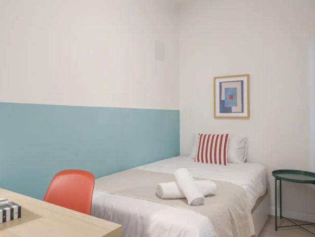 Room in a shared 5 bedroom apartment for rent in Palacio
