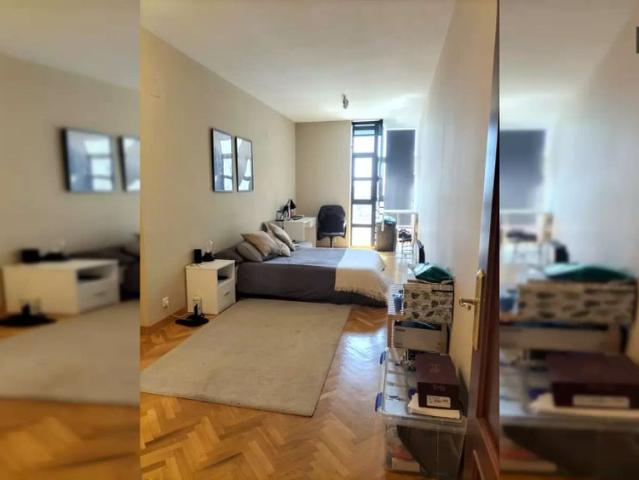 Room in a shared 5 bedroom apartment for rent in Palacio, perfect for professionals