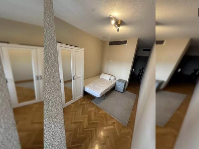 Room in a shared 5 bedroom apartment for rent in Palacio, perfect for professionals