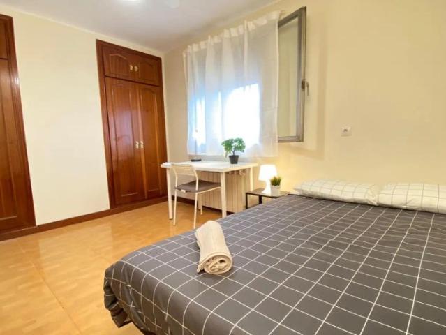 Room in a shared 5 bedroom apartment for rent in Palomeras Bajas, no couples