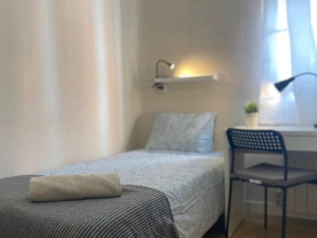Room in a shared 5 bedroom apartment for rent in Palomeras Bajas