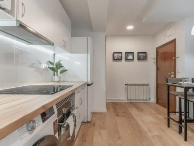 Room in a shared 5 bedroom apartment for rent in Pinar del Rey