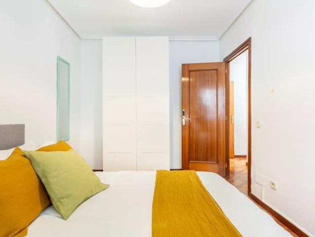 Room in a shared 5 bedroom apartment for rent in Prosperidad, some bills included