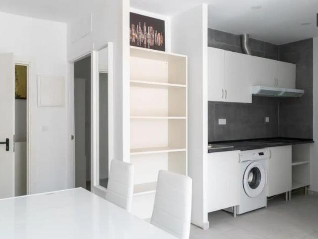 Room in a shared 5 bedroom apartment for rent in Puerta del Ángel