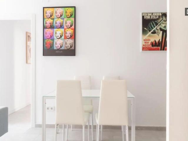 Room in a shared 5 bedroom apartment for rent in Puerta del Ángel