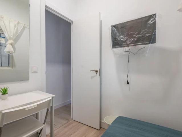 Room in a shared 5 bedroom apartment for rent in Puerta del Ángel, bills included