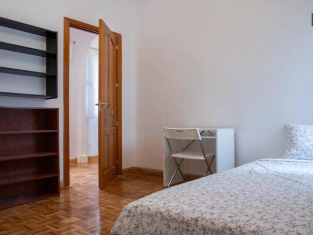 Room in a shared 5 bedroom apartment for rent in Ríos Rosas
