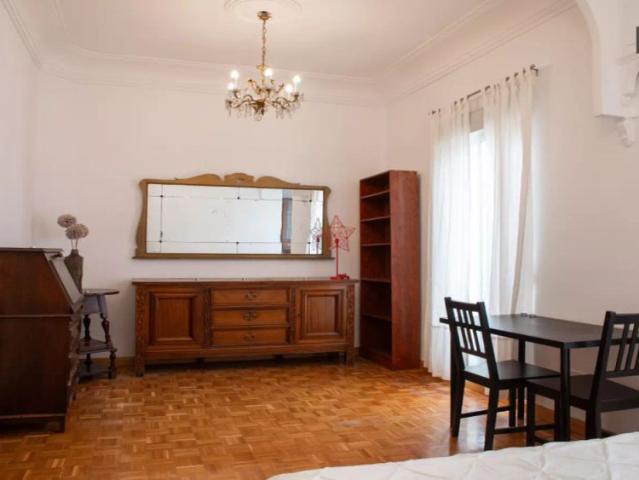 Room in a shared 5 bedroom apartment for rent in Ríos Rosas