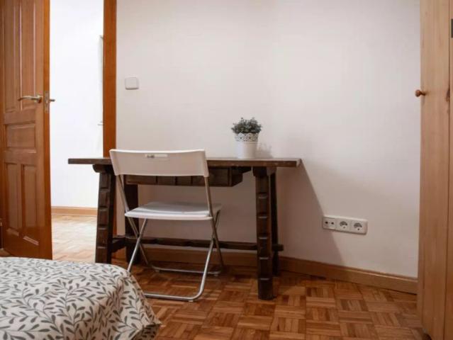 Room in a shared 5 bedroom apartment for rent in Ríos Rosas
