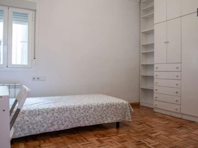 Room in a shared 5 bedroom apartment for rent in Ríos Rosas