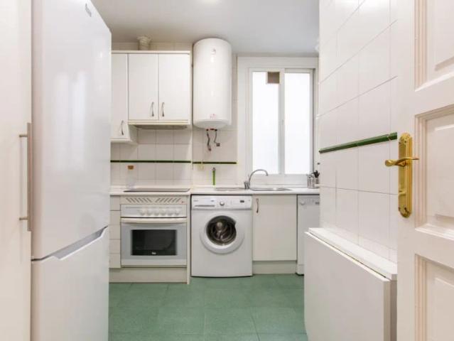 Room in a shared 5 bedroom apartment for rent in Ríos Rosas, all bills included