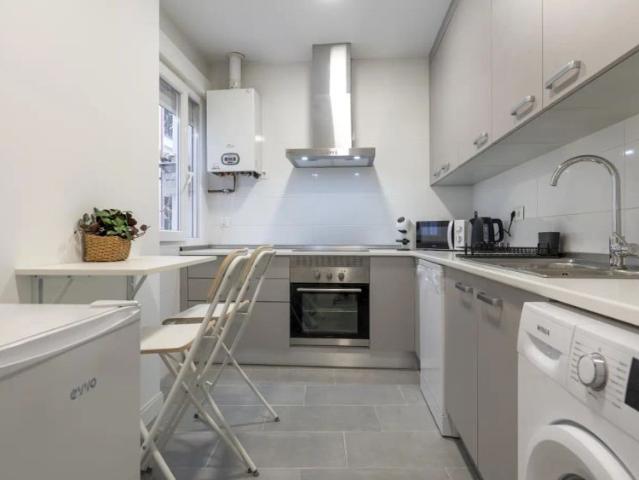 Room in a shared 5 bedroom apartment for rent in Ríos Rosas, all bills included