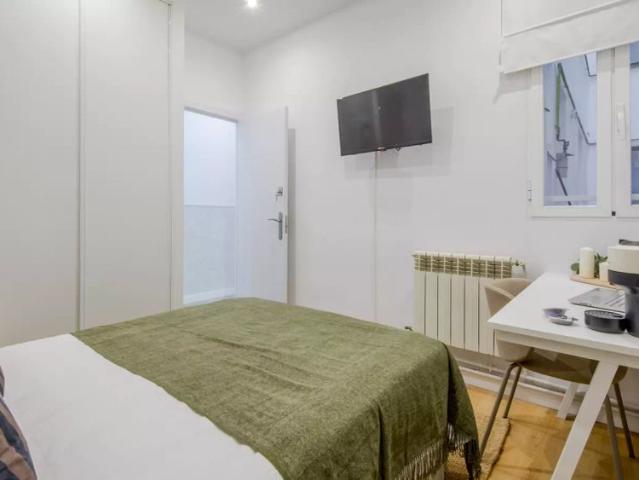 Room in a shared 5 bedroom apartment for rent in Ríos Rosas, includes all bills