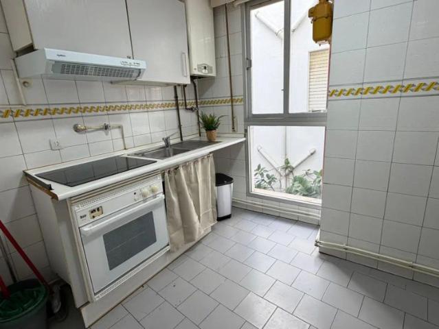 Room in a shared 5 bedroom apartment for rent in Ríos Rosas, professionals and students allowed