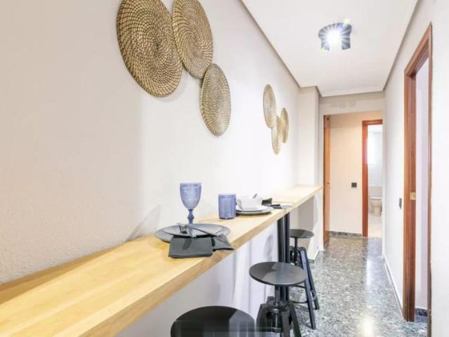 Room in a shared 5 bedroom apartment for rent in Russafa