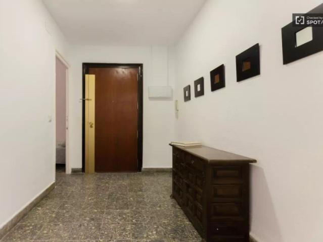 Room in a shared 5 bedroom apartment for rent in Russafa, Valencia, perfect for professionals and students