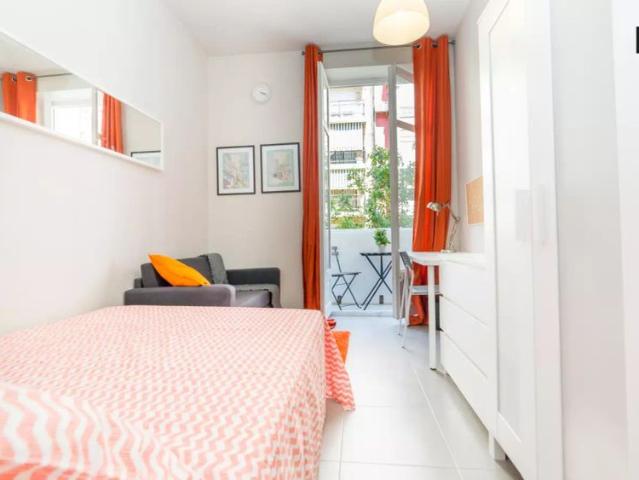 Room in a shared 5 bedroom apartment for rent in Russafa, bills included