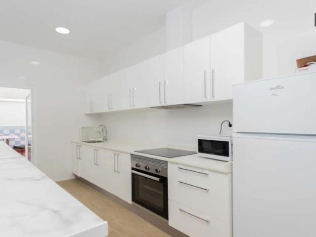 Room in a shared 5 bedroom apartment for rent in Russafa for professionals and students