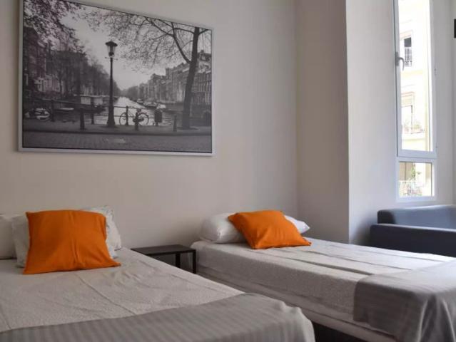 Room in a shared 5 bedroom apartment for rent in Russafa, only students