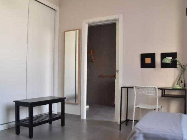 Room in a shared 5 bedroom apartment for rent in Russafa, only students