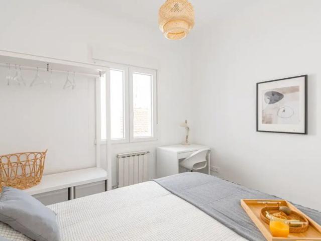 Room in a shared 5 bedroom apartment for rent in Trafalgar, perfect for professionals and students