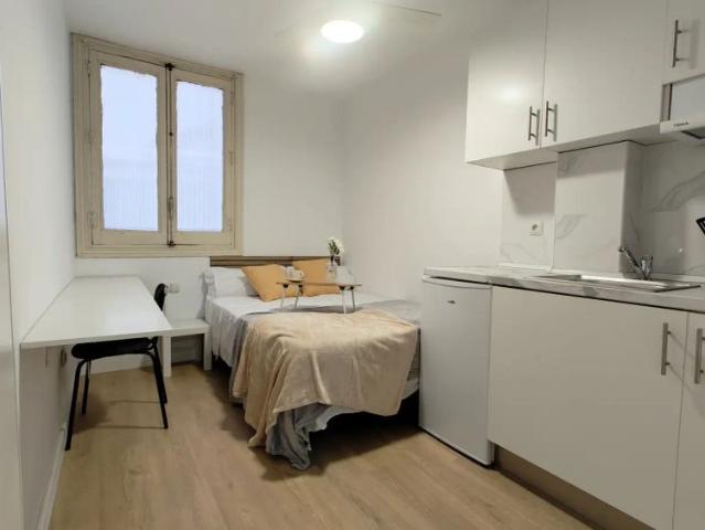 Room in a shared 5 bedroom apartment for rent in Trafalgar, perfect for professionals and students