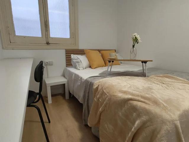 Room in a shared 5 bedroom apartment for rent in Trafalgar, perfect for professionals and students