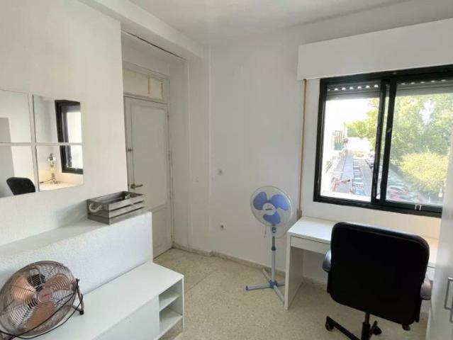 Room in a shared 5 bedroom apartment for rent in Triana, perfect for students