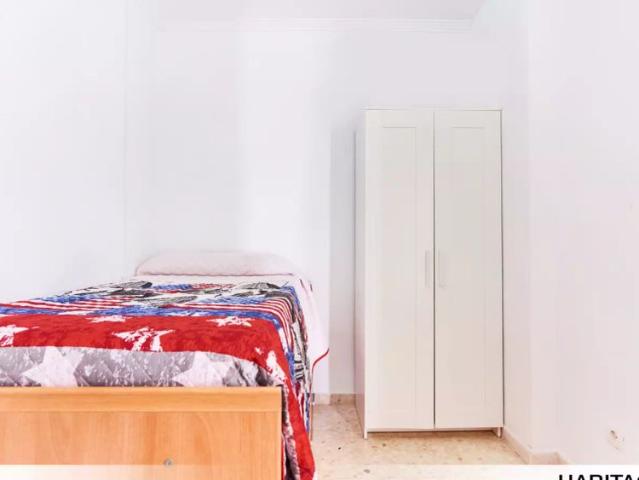 Room in a shared 5 bedroom apartment for rent in Triana, Seville