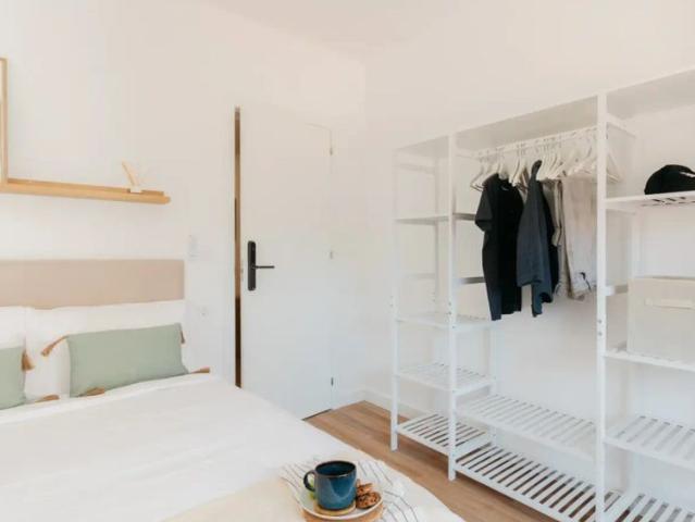 Room in a shared 5 bedroom apartment for rent in Trinitat perfect for professionals