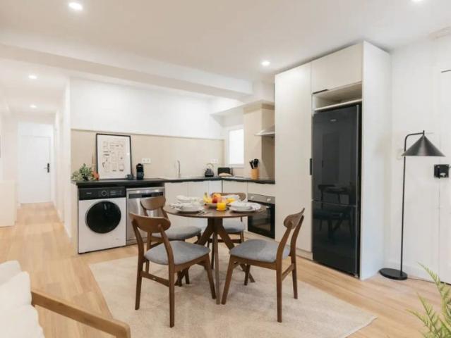Room in a shared 5 bedroom apartment for rent in Trinitat perfect for professionals