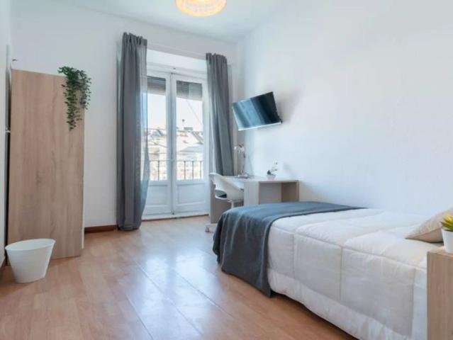 Room in a shared 5 bedroom apartment for rent in Universidad