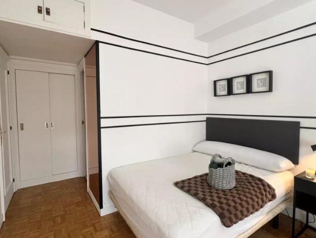 Room in a shared 5 bedroom apartment for rent in Valdezarza, bills included
