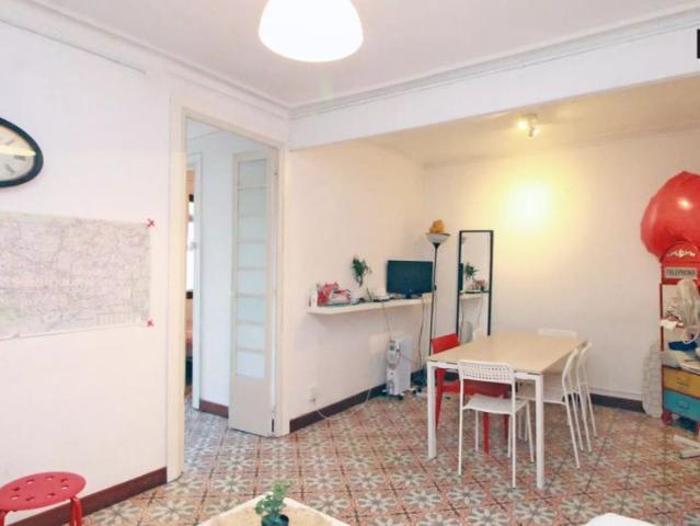 Room in a shared 5 bedroom apartment for rent in Vila de Gràcia