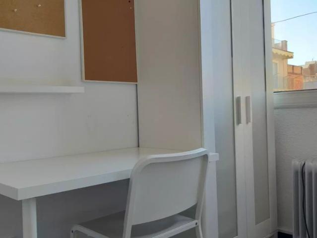 Room in a shared 5 bedroom apartment for rent in Vila de Gràcia