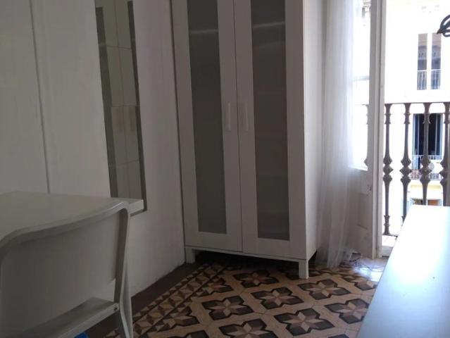 Room in a shared 5 bedroom apartment for rent in Vila de Gràcia