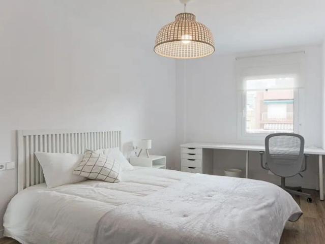 Room in a shared 5 bedroom apartment for rent in Vila de Gràcia, bills included, only students