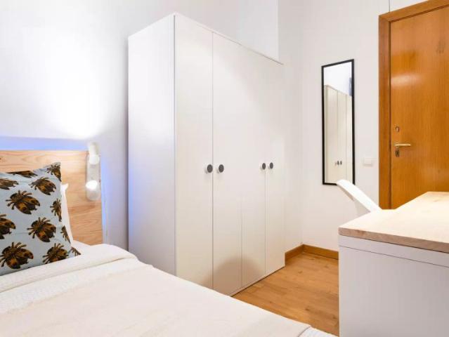 Room in a shared 5 bedroom apartment for rent in Vila de Gràcia, perfect for professionals and students
