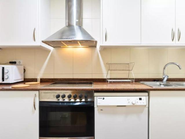 Room in a shared 5 bedroom apartment for rent in Vila de Gràcia, perfect for professionals and students