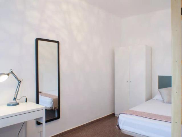 Room in a shared 5 bedroom apartment for rent in Vila de Gràcia, professionals and students only