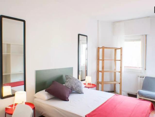Room in a shared 5 bedroom apartment for rent in Vila de Gràcia, professionals and students only