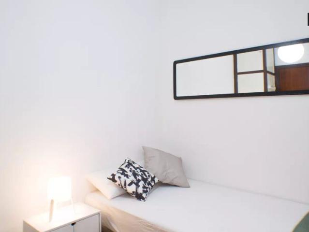 Room in a shared 5 bedroom apartment for rent in Vila de Gràcia, professionals and students only