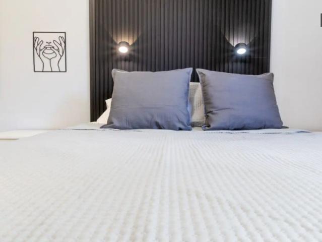 Room in a shared 5 bedroom apartment for rent in Vista Alegre, only females
