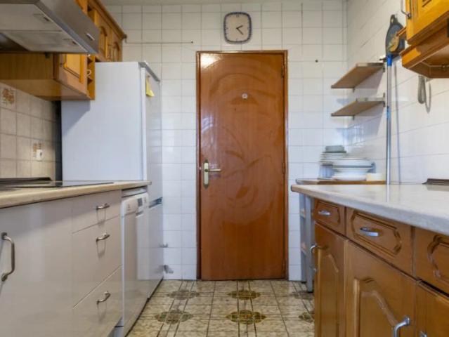 Room in a shared 5 bedroom apartment for rent in Vista Alegre, all bills included
