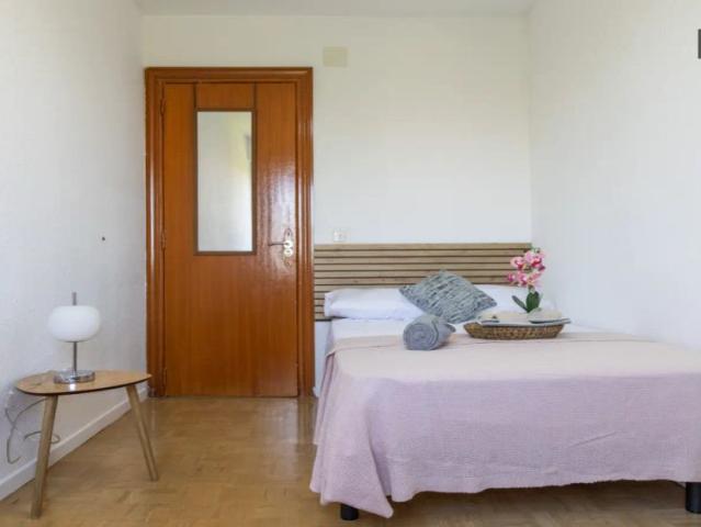 Room in a shared 5 bedroom apartment for rent in Vista Alegre, all bills included